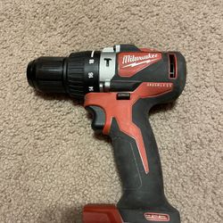 Milwaukee M18 18V Lithium-Ion Brushless Cordless 1/2 in. Compact Hammer Drill Tool Only used -usado 