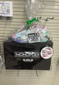 Women Nike 7.5 Monopoly Shoes