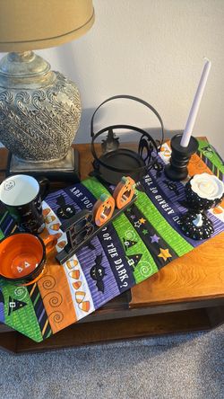 Small lot of Halloween decor ( mixed )
