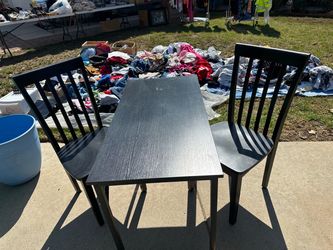 Table and 2 chairs (pick up now)