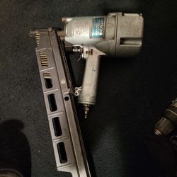 Hitachi NR83A2 Strip Nailer 