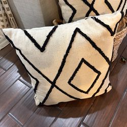 ACCENT PILLOWS