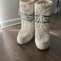 Women’s Moon Boots Size 7/8.5