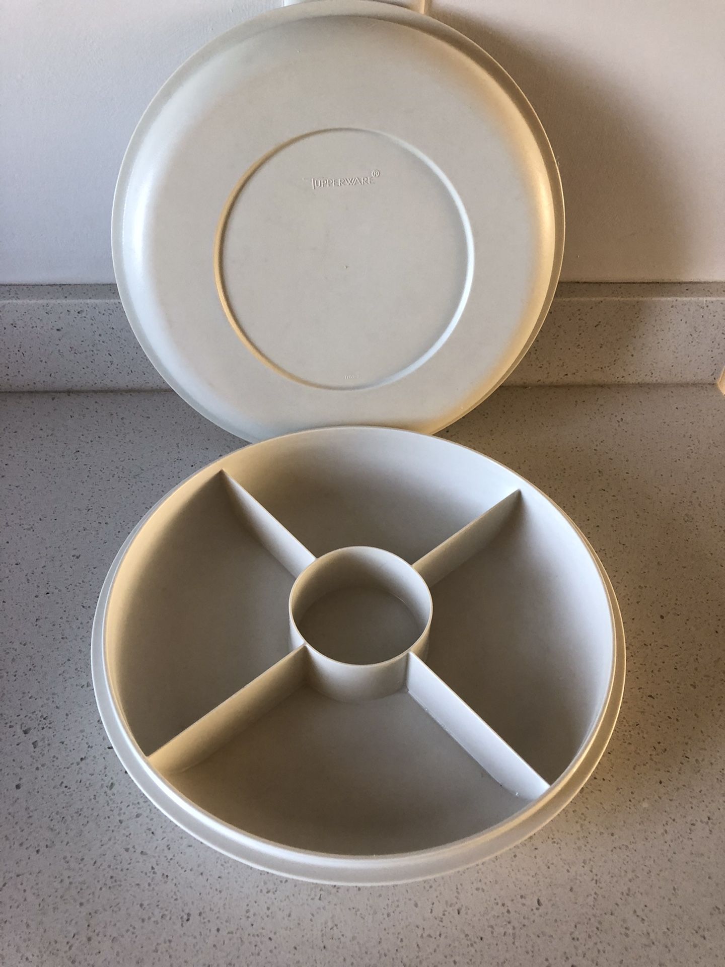 Tupperware Fruit/Vegetable  Tray With Lid