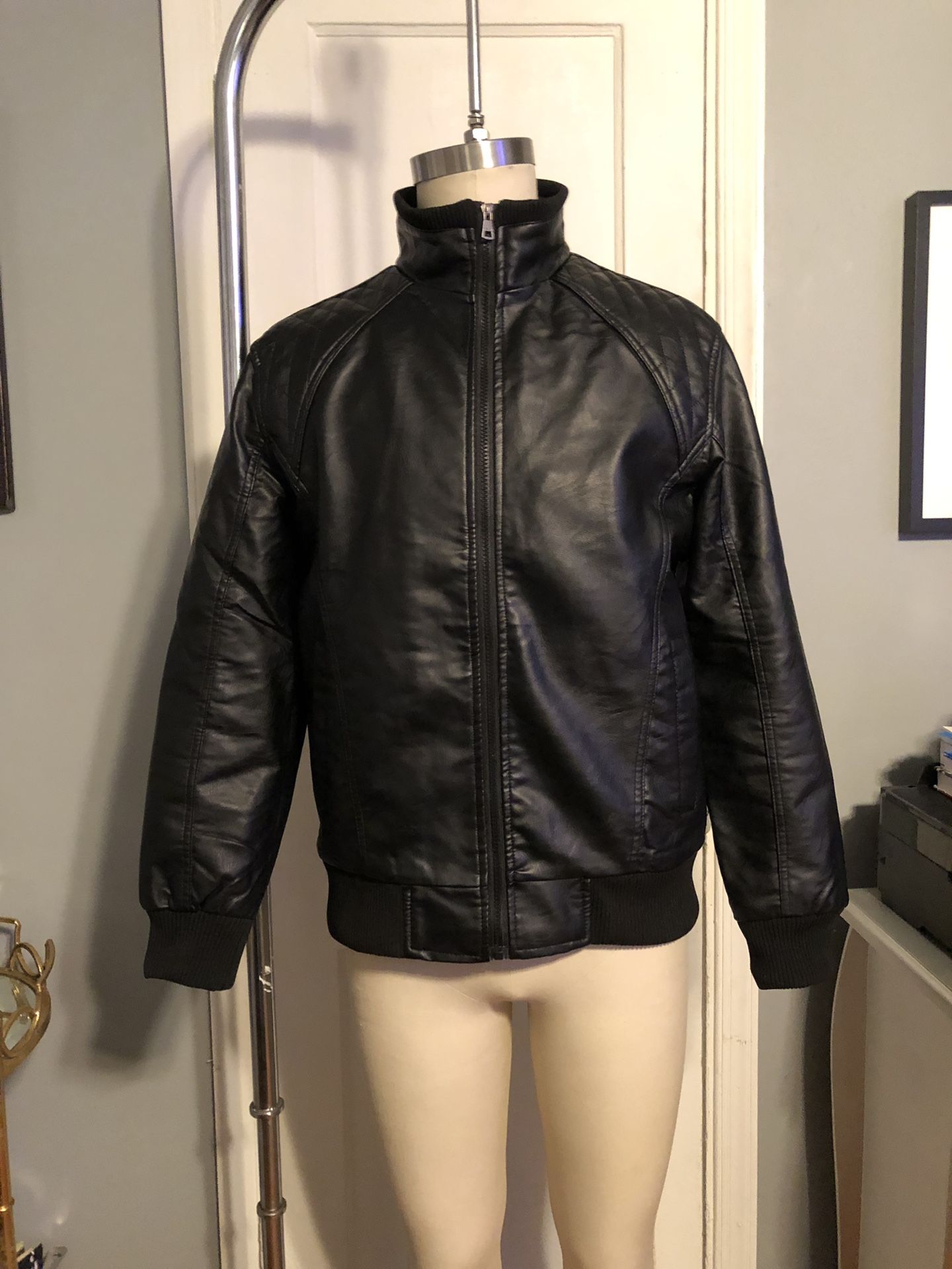 Bleau Grandeur Mens paid $40. Fo leather jacket size small. Excellent condition
