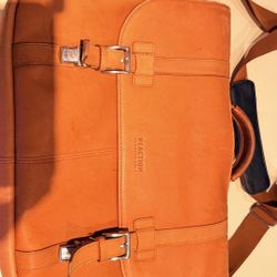 Kenneth Cole Reaction – Maletín Ejecutivo de Cuero (Retail $275) Maletín original de cuero genuino, color cognac/caramelo.