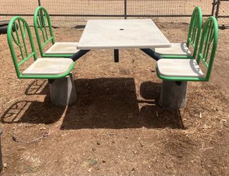 Vintage Del Taco restaurant dining set from 70s/80s. Comes with 4 chairs, table, umbrella and pole. Great condition