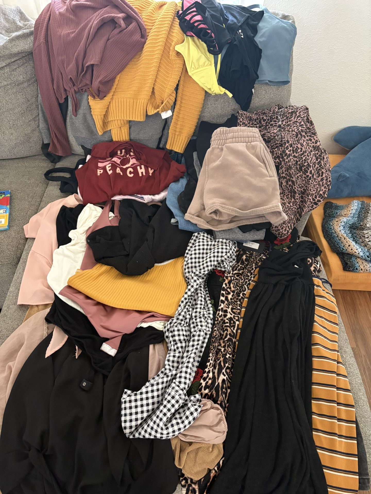 40+ Pieces Of Women’s Clothing Size M + L