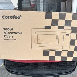 Comfee’ 0.7cu 700 Watt Microwave