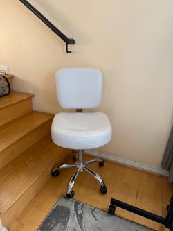 Rolling salon chair