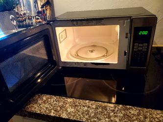 Black+decker 0.7 cu ft 700w microwave oven - black em720cpn-p