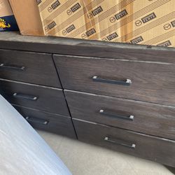 Dresser With 1 Night Stand And Come With  Mirror 