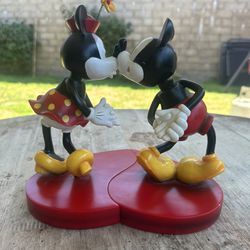 Disney Parks Minnie & Mickey Mouse Kissing Bobble-head Figurine HeartsDisney
