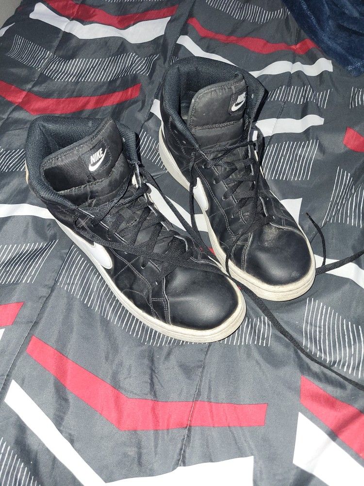 Black Nike Shoes