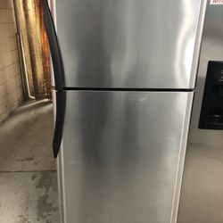21 Cubic Foot Stainless Top Freezer Refrigerator 
