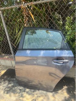 REAR LEFT DRIVER SIDE DOOR 2015 TOYOTA PRIUS 3ER GENERATION (DARK GRAY COLOR).