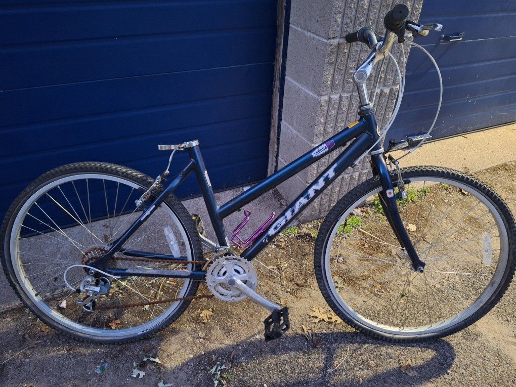 Giant ALUMINUM Sedona 26" 21 Speed Mountain. Bike
