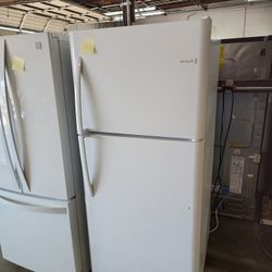 Frigidaire White New Scratch And Dent 20cf Top Freezer Fridge 