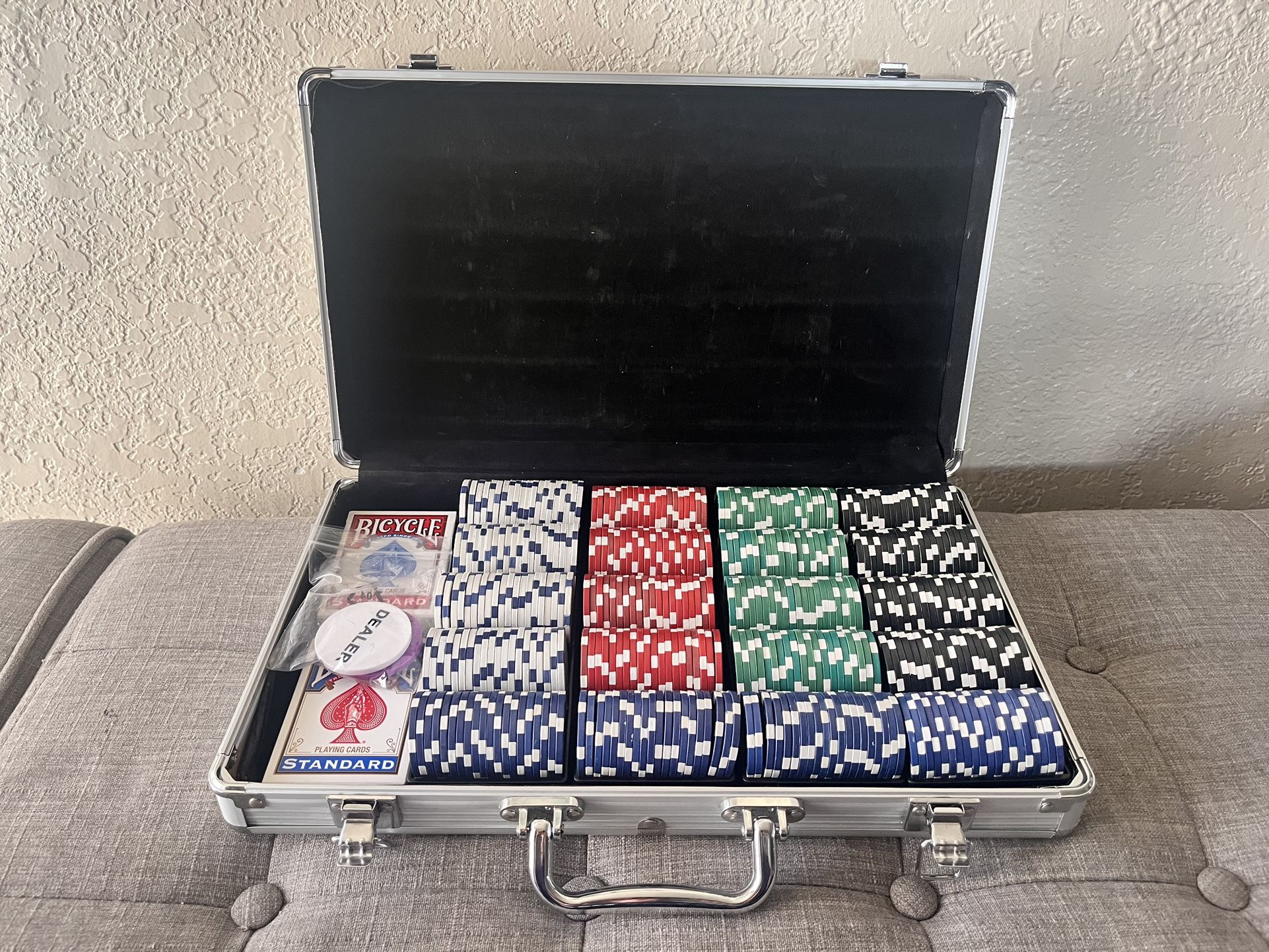 Poker Chip Set with Aluminum Case 400 Chips 
