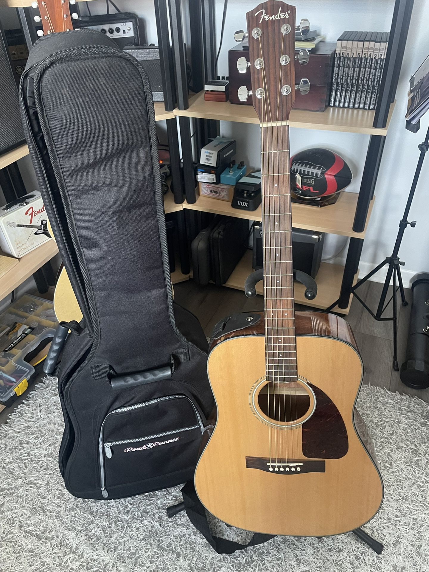 Fender Acoustic Guitar With Road Runner Bag Strap 