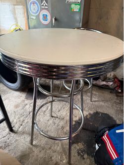 Retro round table and chair