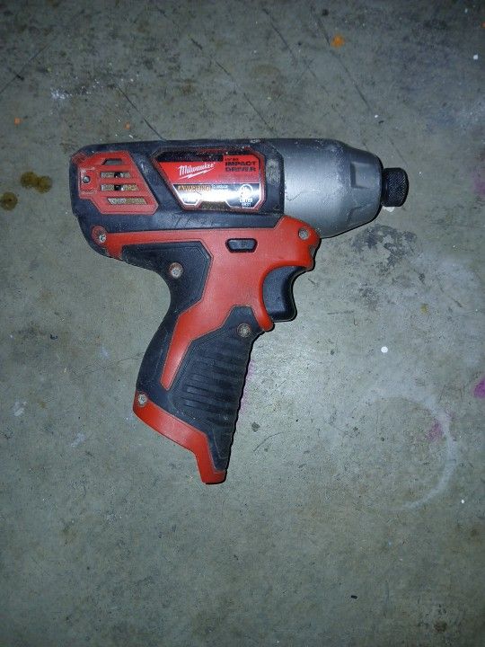 Milwaukee M12 1/4 " Impact Driver