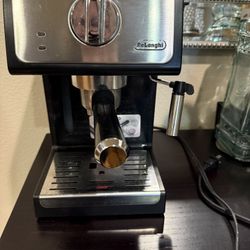 Delonghi coffee Expresso Machine 