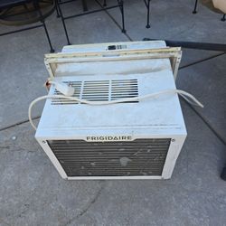 12k btu window mount ac Frigidaire FRA125CT1