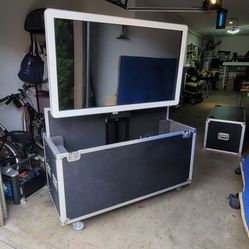 55 Inch TOUCHSCREEN With ROADCASE