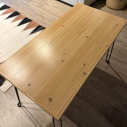 Foldable table/desk