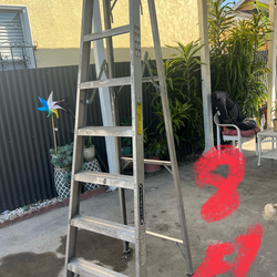 Excellent condition, 8 feet and more sizes available heavy duty, aluminum ladders