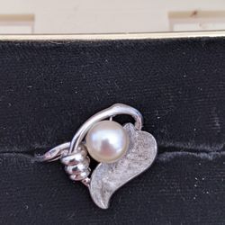 New  ladies size 6 10K white gold cultured pearl ring