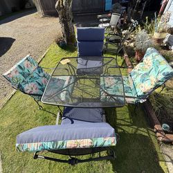 Right iron table with four chairs and cushions