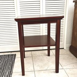 Mahogany Finish End Table. 17 1/2 x 17 1/2