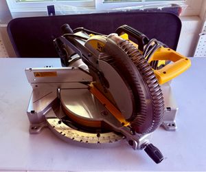Dewalt DWS715 - Compound Miter Saw
