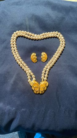 Vintage Avon 17” Double Strand Pearl With Attached Butterfly Pendant Set With Matching Earrings.