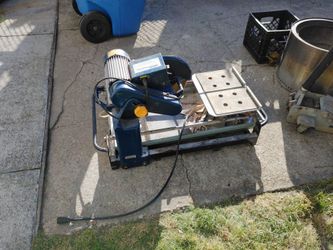 Power tools 10-in tile saw 120 volt 60 hz 2.5 horsepower 3550 RPM 5/8 harbor 10 in diamond blade