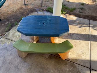 Step 2 table with umbrella Eastavle
