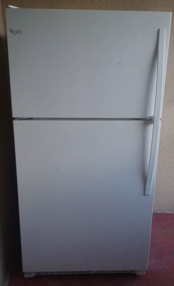 2015 White 21 Cubic Feet Refrigerator