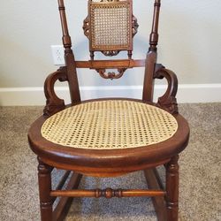 ANTIQUE WOODEN ROCKING CHAIR