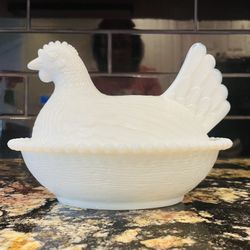 Beautiful Vintage HEN ON A NEST Milk Glass Box 