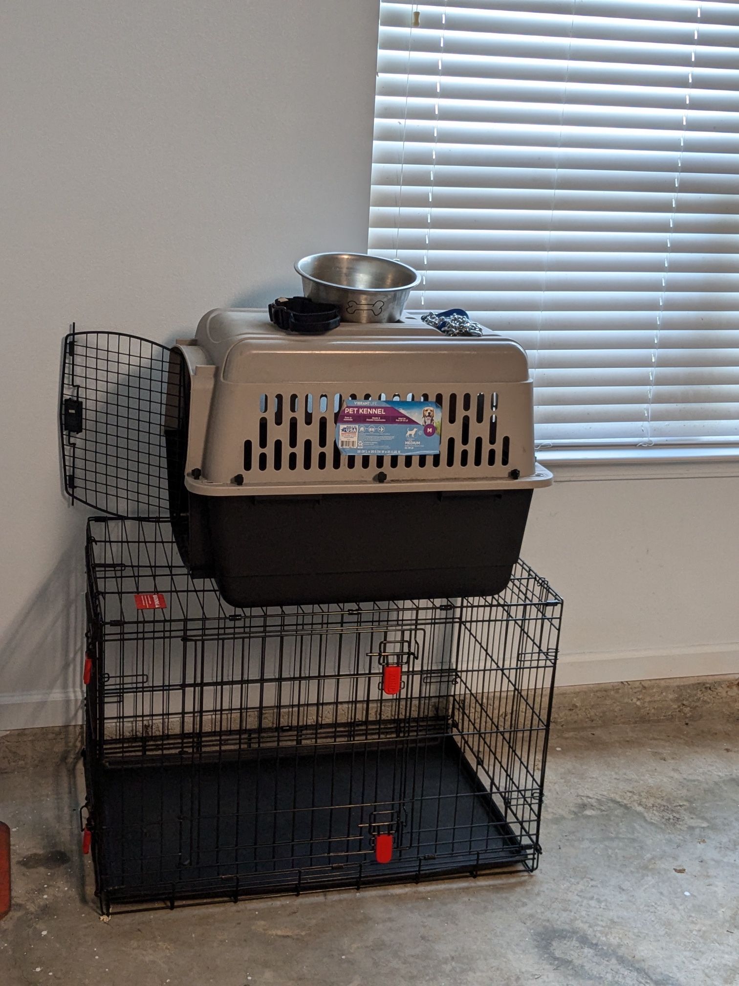 Dog Kennel & Carrier with Leash and 2 bowls