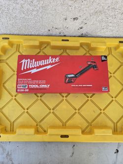 Milwaukee
M12 12V Lithium-Ion Cordless LED Underbody Light