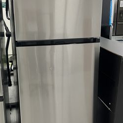 💥Great Deal💥 Midea 18 cu. ft. Top-Freezer Refrigerator with Humidity-Controlled Crisper Bins