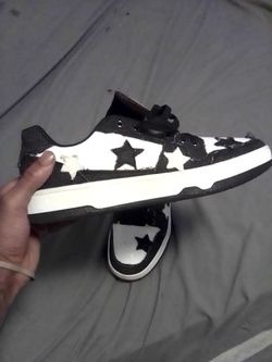 Black and White Star Print Low-Top Sneakers
