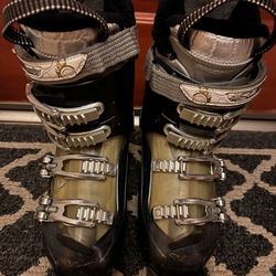 Woman’s Solomon Ski Boot size 6