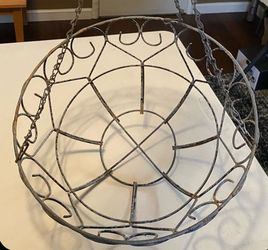METAL HANGING FLOWER BASKET