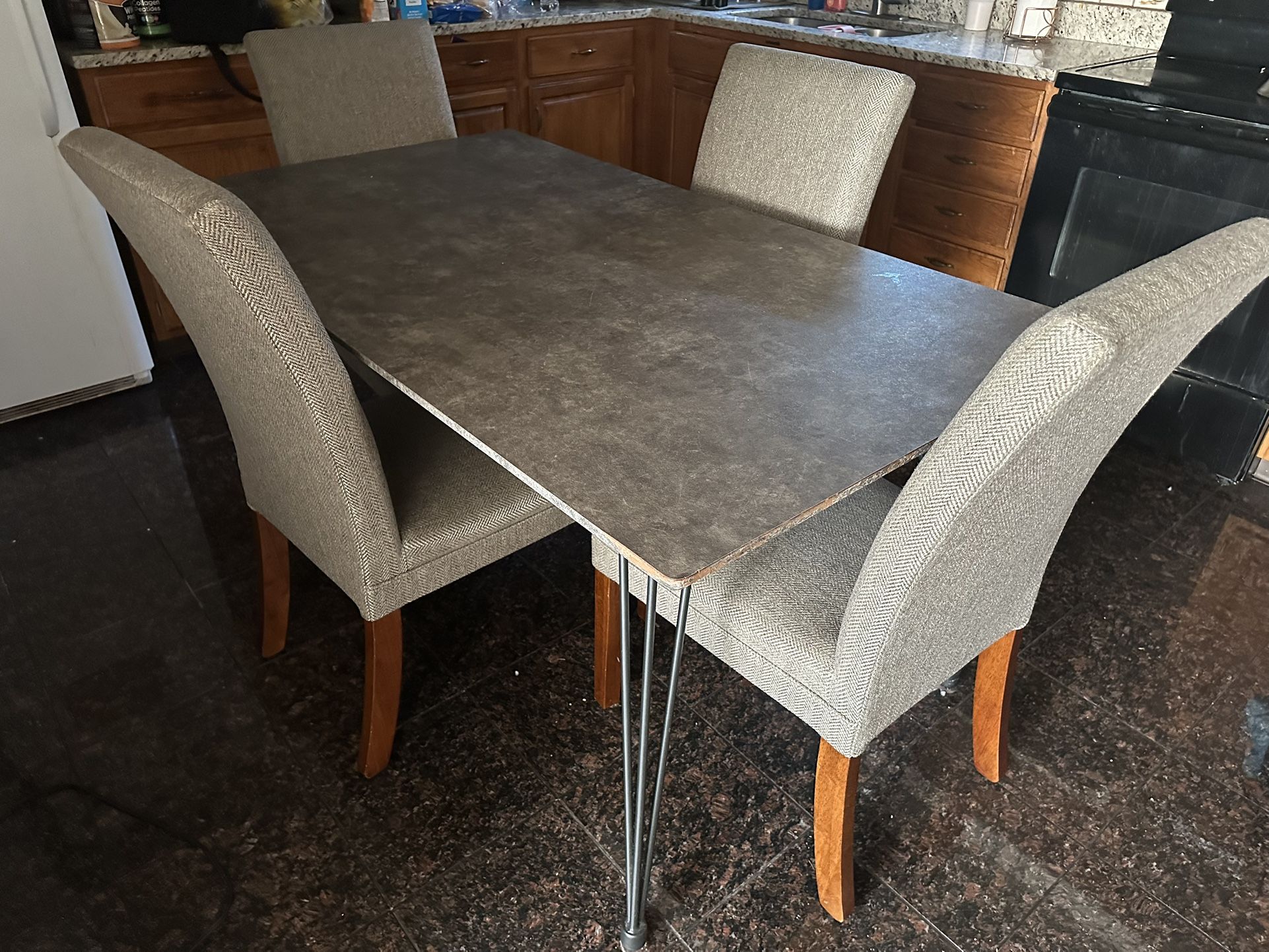 Dining Room Table & Chairs