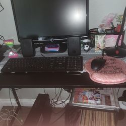 Desktop  Computer Windows 10 Slightly Used Back To Factory Reset ,complete W/Monitor,nw Mouse,and Motium.