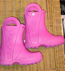 FIRM IN MERCED‼️TODDLER CROCS SIZE 9